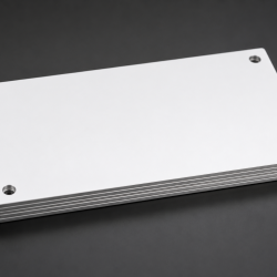 Placas de aluminio blanco. Imagen generada con inteligencia artificial.