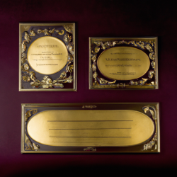 Commemorative Metal Plates. Image generated with artificial intelligence.