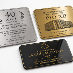 Placas metálicas conmemorativas. Imagen generada con inteligencia artificial.