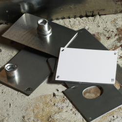 Placas metálicas para construcción. Imagen generada con inteligencia artificial.