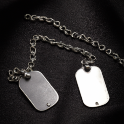 Placas militares de acero inoxidable. Imagen generada con inteligencia artificial.