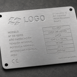 Placas grabadas de acero inoxidable. Imagen generada con inteligencia artificial.